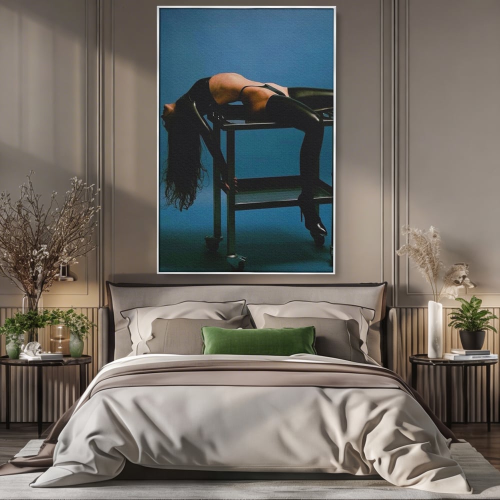 Tablou canvas cu tablou canvas cu silueta curbata pe masa, in rama de aluminiu argintiu, pe perete intr-un dormitor